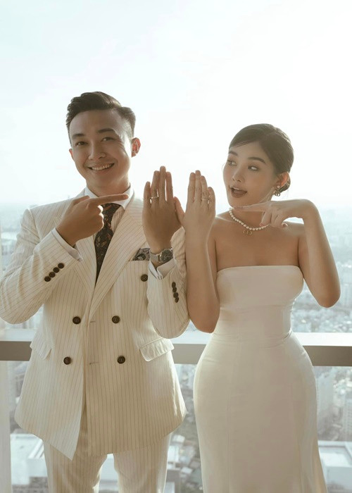 Còn Ngân Anh bày tỏ, chồng cho cô cảm giác an toàn, là người hướng về gia đình và sẵn sàng với hôn nhân.