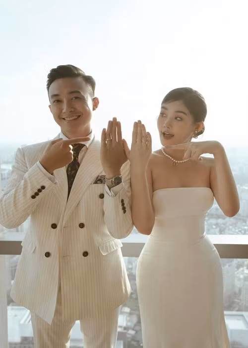 Còn Ngân Anh bày tỏ, chồng cho cô cảm giác an toàn, là người hướng về gia đình và sẵn sàng với hôn nhân.