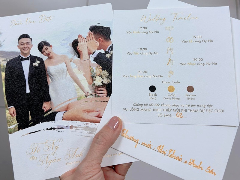 MC Thanh Thảo Hugo vừa đăng tải hình ảnh thiệp mời đám cưới Lê Âu Ngân Anh - Phan Tô Ny tại TP HCM vào ngày 18/11. Nội dung thiệp mời hé lộ các quy định như khách mời diện trang phục tông màu đen, vàng đồng, nâu cũng như không phục vụ trẻ em trong tiệc.