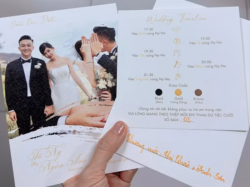 MC Thanh Thảo Hugo vừa đăng tải hình ảnh thiệp mời đám cưới Lê Âu Ngân Anh - Phan Tô Ny tại TP HCM vào ngày 18/11. Nội dung thiệp mời hé lộ các quy định như khách mời diện trang phục tông màu đen, vàng đồng, nâu cũng như không phục vụ trẻ em trong tiệc.