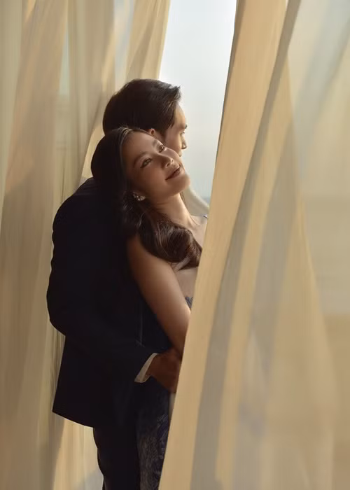 Không chỉ đóng chung phim, Nam Em và Bạch Công Khanh còn kết hợp trong MV “New year with you”. Ảnh: VOV