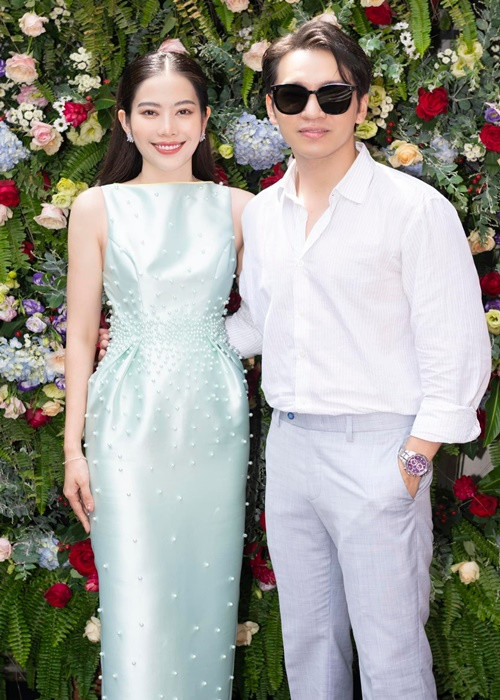 Mới đây, trong buổi trò chuyện với truyền thông, Nam Em thừa nhận Bạch Công Khanh là hình mẫu người đàn ông lý tưởng của cô. Thậm chí, người đẹp còn chia sẻ: "Nếu sau này có lấy chồng, em muốn làm vợ anh Bạch Công Khanh". Nam Em cũng tiết lộ phản ứng của Bạch Công Khanh: "Anh ấy chỉ cười và hỏi em đang say hả, tưởng rằng em đang giỡn. Nhưng đó là lời nói thật lòng. Nếu kiếm một người làm chồng thì em rất muốn người ấy là Bạch Công Khanh". Ảnh: FBNV