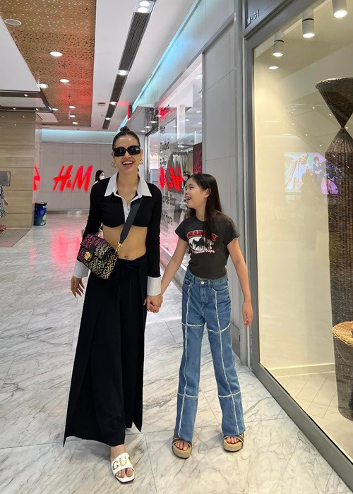 Con gái Phương Trinh Jolie lộ diện sau 9 năm giấu mặt.