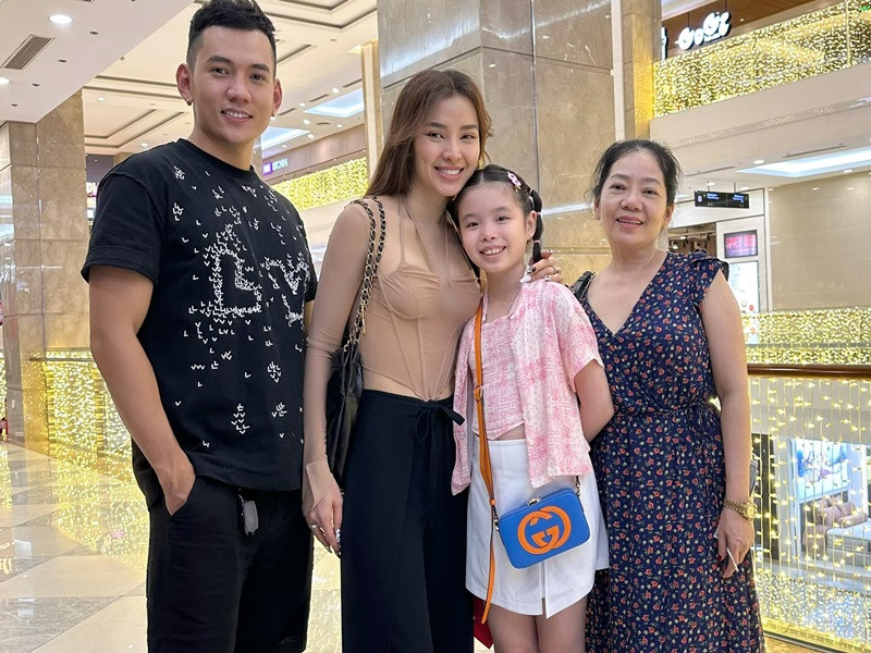 Bé Mia được mẹ của Lý Bình yêu thương như cháu ruột.