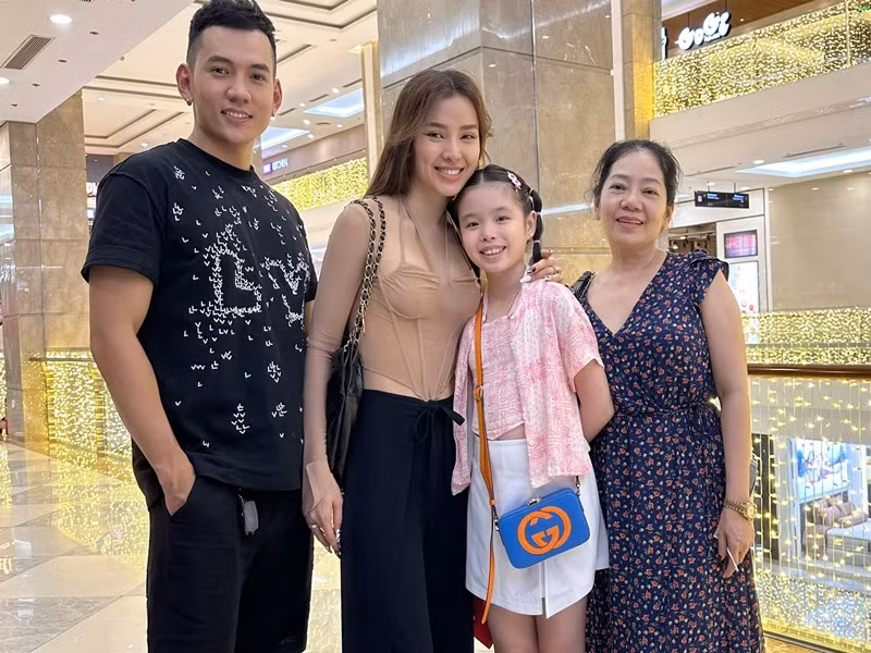 Bé Mia được mẹ của Lý Bình yêu thương như cháu ruột.