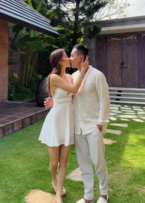 Sau khi Lý Bình phủ nhận tin đồn, Phương Trinh Jolie chia sẻ hình ảnh bên chồng. Có vẻ như những tin đồn không ảnh hưởng mấy đến nữ ca sĩ.