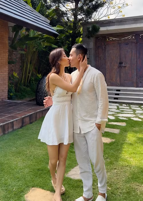 Sau khi Lý Bình phủ nhận tin đồn, Phương Trinh Jolie chia sẻ hình ảnh bên chồng. Có vẻ như những tin đồn không ảnh hưởng mấy đến nữ ca sĩ.