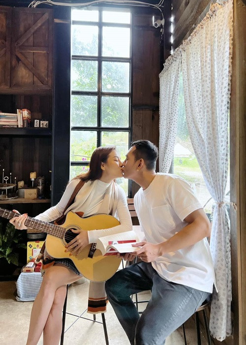 Nhanh chóng, phía Lý Bình lên tiếng. Trên VieZ, quản lý của Lý Bình cho biết: "Phía chúng tôi xin khẳng định Lý Bình không phải là sao nam Vbiz được nhắc đến trong câu chuyện trên. Anh Bình hoàn toàn trong sạch và mong mọi người không lôi kéo vào những tin đồn không liên quan".