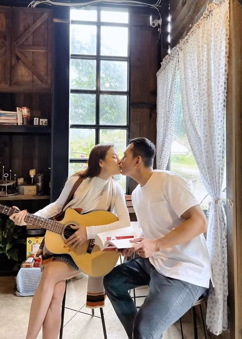 Nhanh chóng, phía Lý Bình lên tiếng. Trên VieZ, quản lý của Lý Bình cho biết: "Phía chúng tôi xin khẳng định Lý Bình không phải là sao nam Vbiz được nhắc đến trong câu chuyện trên. Anh Bình hoàn toàn trong sạch và mong mọi người không lôi kéo vào những tin đồn không liên quan".