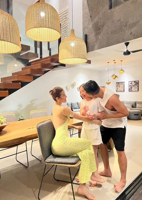 Anh yêu thương bé Mia - con gái riêng của Phương Trinh Jolie.