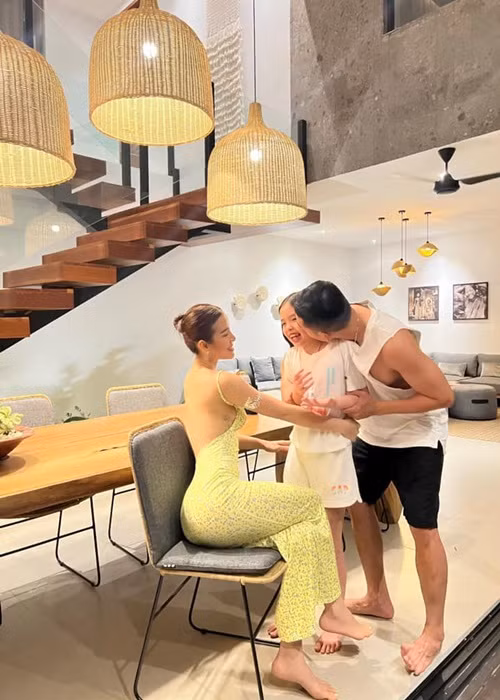 Anh yêu thương bé Mia - con gái riêng của Phương Trinh Jolie.