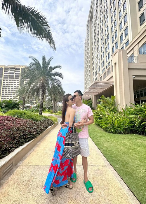 Cả hai tình tứ khiến nhiều người phát ghen.