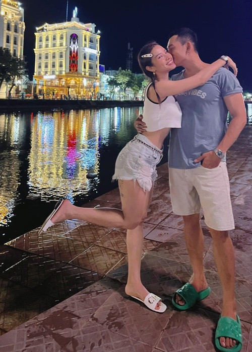 Sau đám cưới, cặp đôi tiếp tục khoe khoảnh khắc ngọt ngào bên nhau.