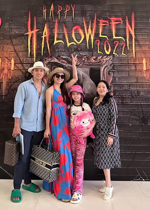 Phương Trinh Jolie hạnh phúc bên mẹ chồng, chồng và con gái dịp Halloween.