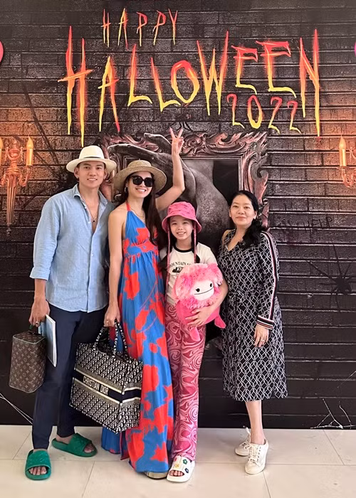 Phương Trinh Jolie hạnh phúc bên mẹ chồng, chồng và con gái dịp Halloween.