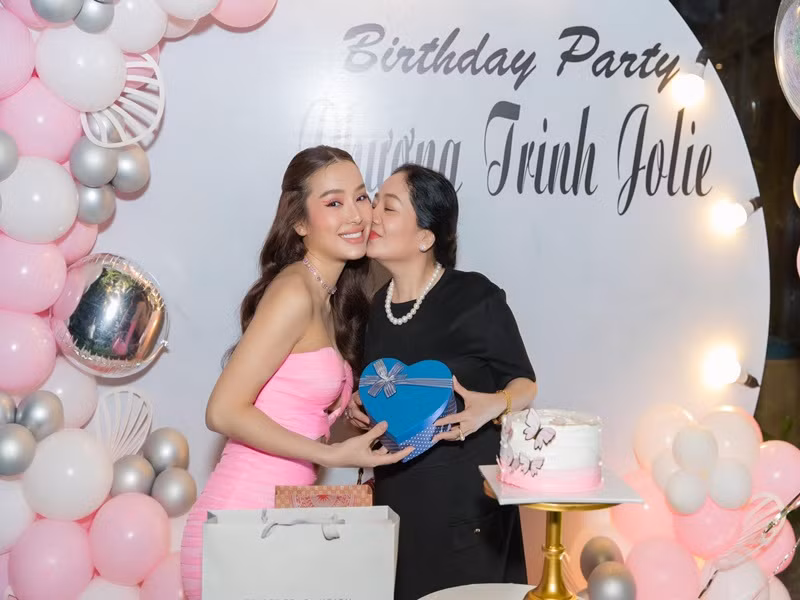 Phương Trinh được mẹ chồng cũ lẫn mẹ chồng hiện tại yêu thương. Trong cuộc phỏng vấn với Arttimes, Phương Trinh Jolie chia sẻ, do công việc nên lịch trình của cô khá bận và thường xuyên thay đổi, 2 mẹ là người ở bên cạnh săn sóc và dạy dỗ Mia thường xuyên nhất.