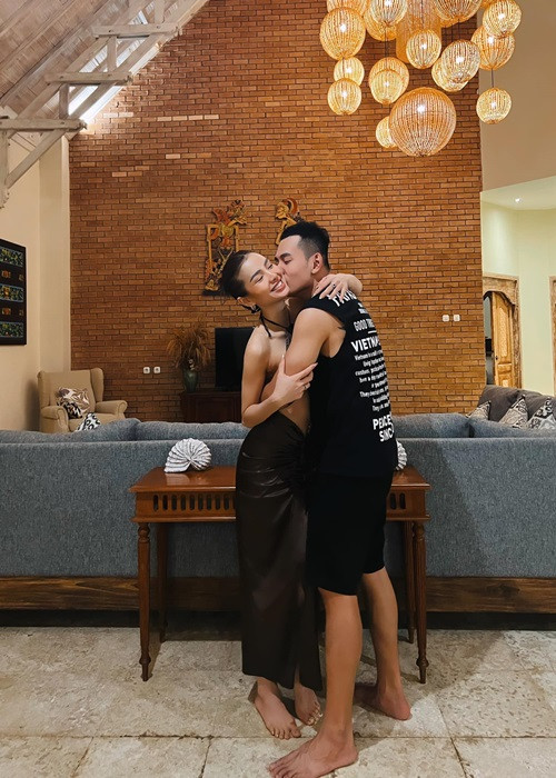 Phương Trinh Jolie luôn được chồng trẻ ủng hộ từ công việc đến phong cách ăn mặc gợi cảm.