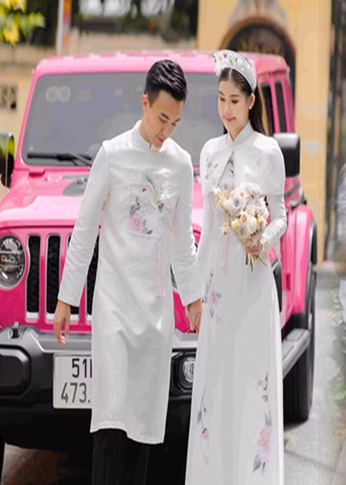 Ngân Anh - Tô Ny bên chiếc xe sang màu hồng. Ảnh: Yan