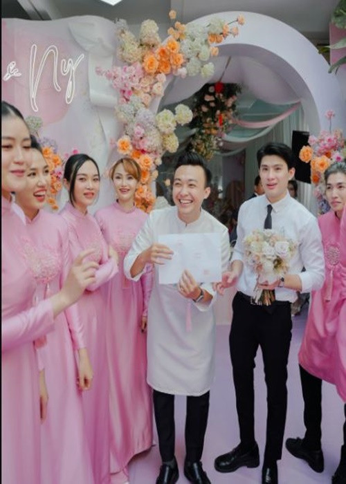 Trước khi bước vào nhà gái, phía nhà trai phải trải qua một số thử thách như trả lời sở thích của cô dâu, kỷ niệm của cô dâu chú rể khi hẹn hò. Ảnh: Zing