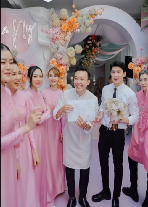 Trước khi bước vào nhà gái, phía nhà trai phải trải qua một số thử thách như trả lời sở thích của cô dâu, kỷ niệm của cô dâu chú rể khi hẹn hò. Ảnh: Zing