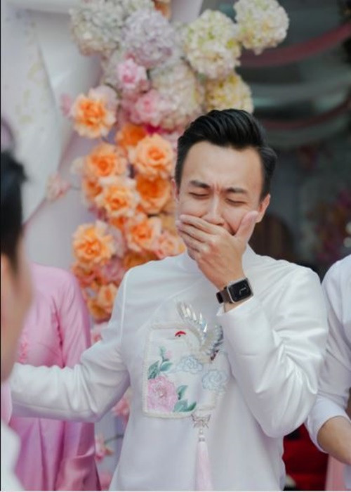 Do trả lời sai, chú rể lẫn dàn bưng tráp bị phạt uống nước chua, cay, mặn, ngọt. Ảnh: Phụ nữ Việt Nam