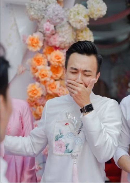 Do trả lời sai, chú rể lẫn dàn bưng tráp bị phạt uống nước chua, cay, mặn, ngọt. Ảnh: Phụ nữ Việt Nam