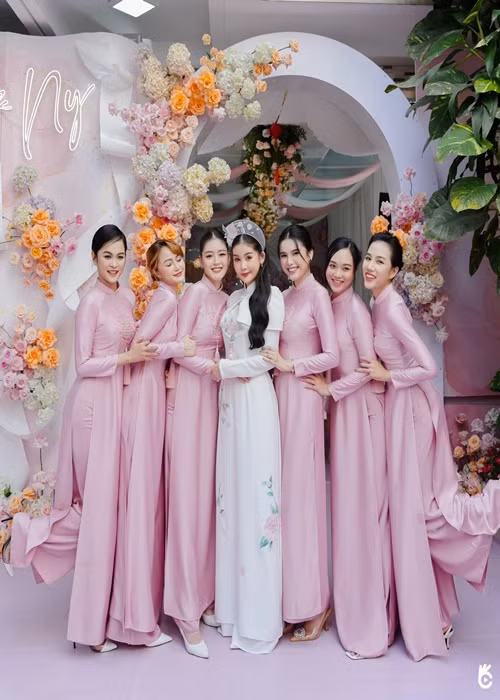 Một số mỹ nhân Việt như Diệu Thùy, Đặng Thanh Ngân làm phù dâu cho Ngân Anh. Ảnh: FB Diệu Thùy