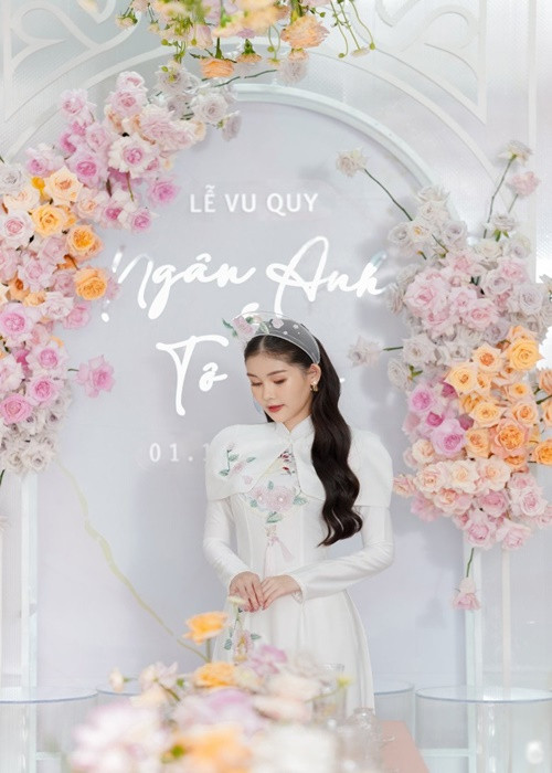 Chiếc áo dài của cô dâu có phần khoác vai độc đáo. Ảnh: Người đưa tin