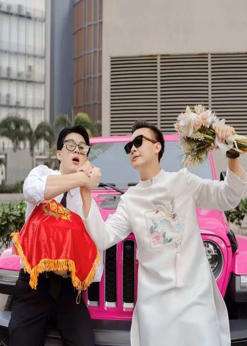 Ông xã Ngân Anh (phải) rước dâu bằng chiếc xe màu hồng. Ảnh: Yan