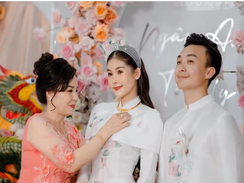 Ngân Anh - Tô Ny đã đăng ký kết hôn hồi tháng 5/2022. 3 tháng sau đó, cặp đôi hé lộ chuyện tình cảm. Ảnh: Zing