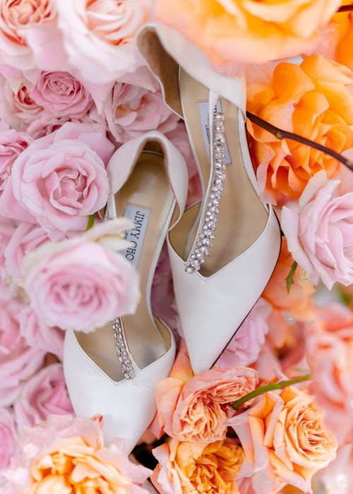 Cô dâu đi đôi giày nghìn USD về nhà chồng. Ảnh: Người đưa tin