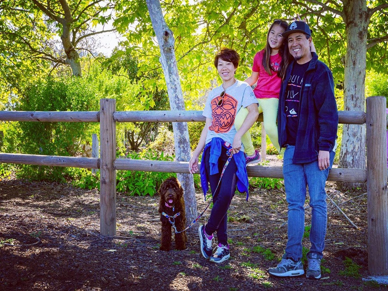 Trước khi sinh con, Hà Trần là người nội trợ, vào các ngày cuối tuần mới đi hát, còn chồng đi làm kiếm tiền.