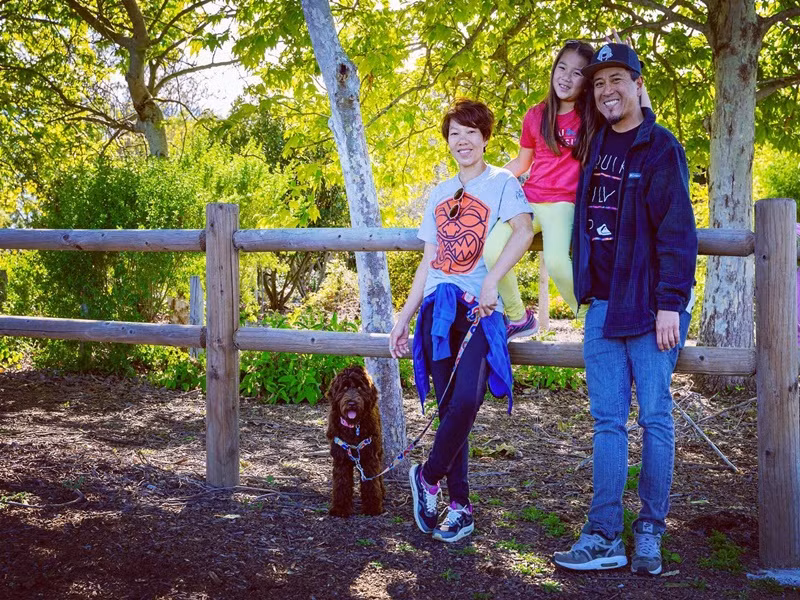 Trước khi sinh con, Hà Trần là người nội trợ, vào các ngày cuối tuần mới đi hát, còn chồng đi làm kiếm tiền.