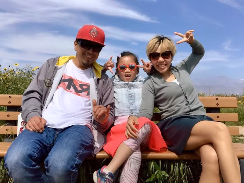 Sau khi kết hôn, Hà Trần sang Mỹ định cư cùng chồng Việt kiều. Theo Zing, cả hai dành một thời gian dài để tận hưởng cuộc sống vợ chồng son. Cặp đôi cảm thấy hạnh phúc khi nắm tay nhau khám phá những vùng đất khác nhau trên thế giới.