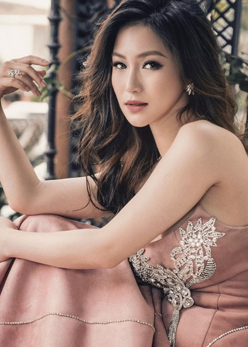 Sau Giọng hát Việt 2012, Hương Tràm liên tục tung sản phẩm âm nhạc. Cô có trong tay loạt hit như: “Em gái mưa”, "Gửi anh và cô ấy", "Ngốc". Ảnh: FBNV