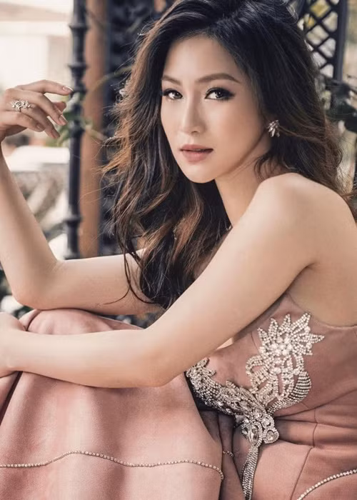 Sau Giọng hát Việt 2012, Hương Tràm liên tục tung sản phẩm âm nhạc. Cô có trong tay loạt hit như: “Em gái mưa”, "Gửi anh và cô ấy", "Ngốc". Ảnh: FBNV