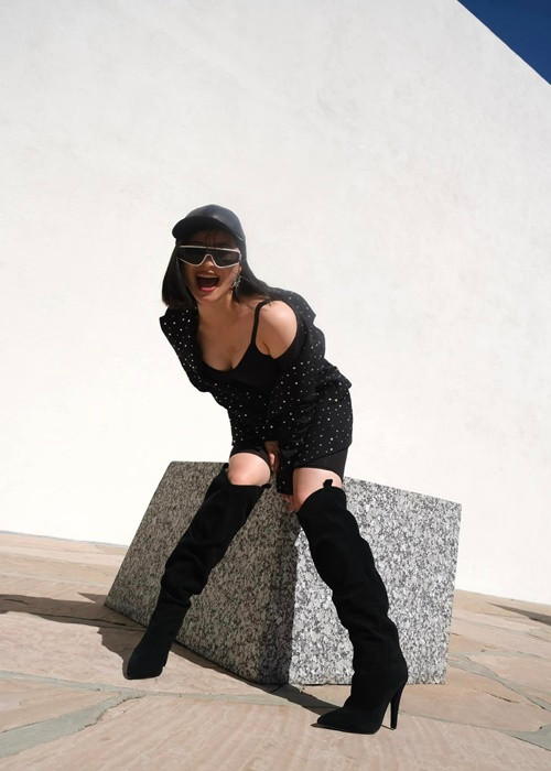 Do bất ngờ đi Mỹ, Hương Tràm vướng tin đồn sang Mỹ sinh con. Trước nghi vấn này, nữ ca sĩ cho hay: "Tôi làm nghề 10 năm rồi. Là một người nghệ sĩ, chắc chắn ai cũng đối diện với tin đồn. Tôi quen với điều đó. Tin đồn mãi là tin đồn. Tôi không thích giải thích bằng câu chữ trên mạng xã hội mà bằng âm nhạc. Ở khía cạnh của người phụ nữ Á đông, có người đàn ông yêu thương, được làm mẹ, không việc gì tôi phải giấu giếm". Ảnh: FBNV