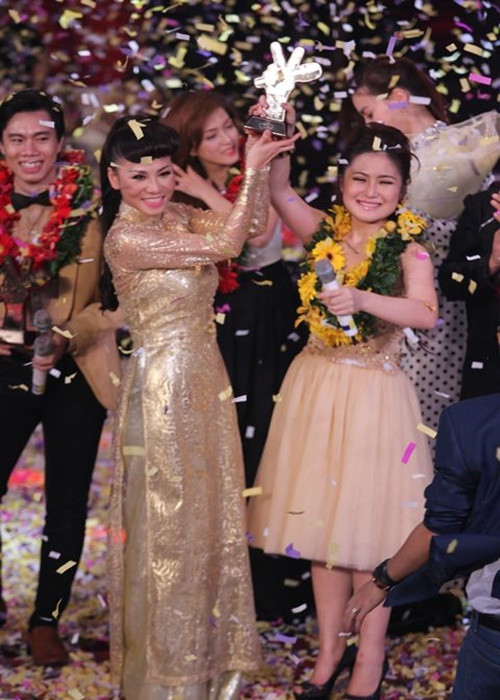 Giữa ồn ào, Hương Tràm cho biết, Thu Minh không quan tâm cô như những gì đã thể hiện trước truyền thông. Những bài hát trong cuộc thi đều do cô vỡ bài, tìm cách xử lý trước khi được Thu Minh hướng dẫn. Bên cạnh đó, Hương Tràm cũng tiết lộ mâu thuẫn trong nội bộ, ám chỉ người đã sống hai mặt, nói xấu cô trước HLV Thu Minh. Là người trong cuộc, Thu Minh chọn cách im lặng và coi hành động của Hương Tràm là trò con nít. Phía Hương Tràm tuyên bố kết thúc vụ lùm xùm nhưng sau đó không lâu đăng đàn “nịnh” thầy cũ. Ảnh: FBNV