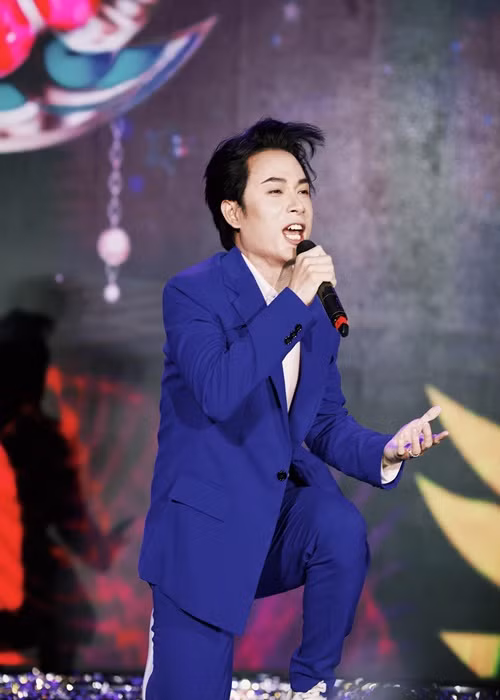 Sau khi rời Giọng hát Việt, Trúc Nhân có được chỗ đứng riêng với loạt hit như: “Tìm”, “Bốn chữ lắm”, “Thật bất ngờ”... Ảnh: FBNV