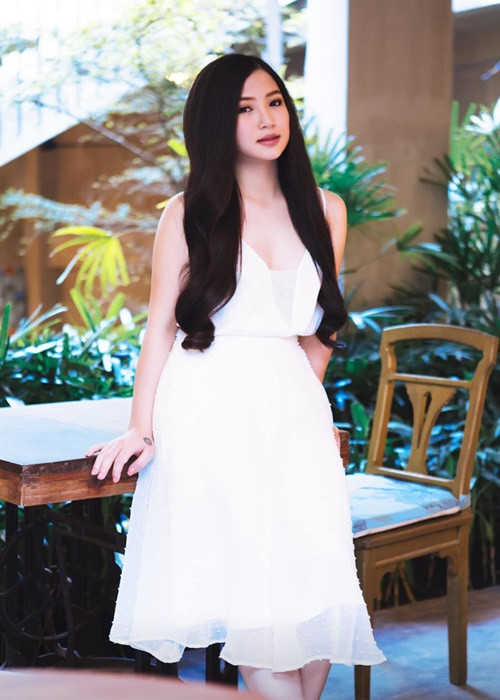 Đằng sau sự nghiệp thành công, Hương Tràm phải đánh đổi nhiều thứ. Nữ ca sĩ một thân một mình lập nghiệp ở Sài Gòn. Khi ốm đau, cô vẫn phải cố gắng đi hát vì lịch diễn đã chốt. Hương Tràm chia sẻ cô thường xuyên rơi vào tình trạng căng thẳng do tính cầu toàn trong công việc và rất nghiêm túc với nghề. Cô chỉ dành 10% thời gian cho bản thân trong khi dành tới 70% thời gian cho công việc. Do không thể cân bằng công việc và cuộc sống nên nữ ca sĩ quyết định tạm rời ánh hào quang của showbiz Việt. Ảnh: FBNV