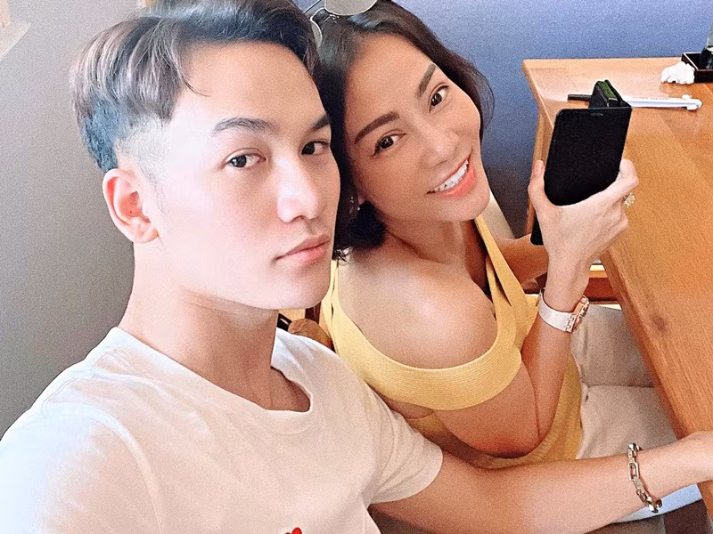 Ali Hoàng Dương là quán quân Giọng hát Việt 2017. Anh hát hay, nhảy đẹp, ngoại hình sáng sân khấu. Ảnh: FBNV