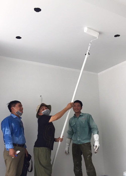 Xuân Hinh thử công việc quét sơn. Ảnh: FBNV