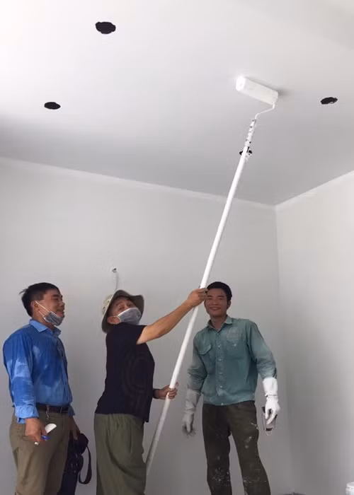 Xuân Hinh thử công việc quét sơn. Ảnh: FBNV