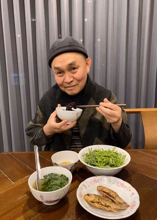 Đời thường của Xuân Hinh rất bình dị. Anh ăn uống không cầu kỳ. Ảnh: FBNV