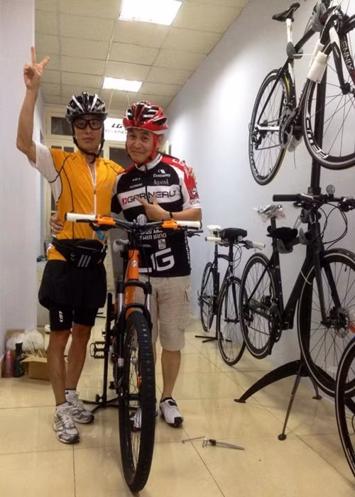 Do cuộc sống khốn khó, Xuân Hinh đi buôn. Quãng đường đi buôn của chàng sinh viên thời ấy là 12 tiếng đồng hồ đạp xe 14 cây số vào trong rừng, mua vàng cốm của người dân tộc để mang đi bán. Ảnh: FBNV