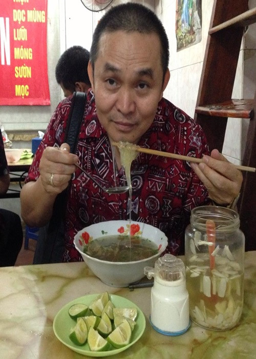 Xuân Hinh khoe hình ảnh thưởng thức miến ở một quán bình dân. Ảnh: FBNV