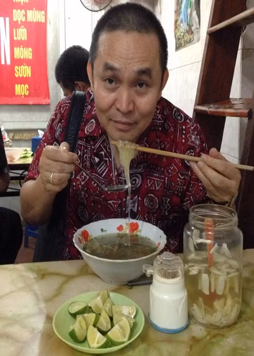 Xuân Hinh khoe hình ảnh thưởng thức miến ở một quán bình dân. Ảnh: FBNV