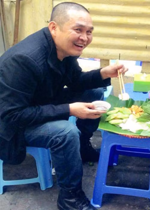 "Vua hài đất Bắc" không ngại ăn uống vỉa hè. Ảnh: FBNV