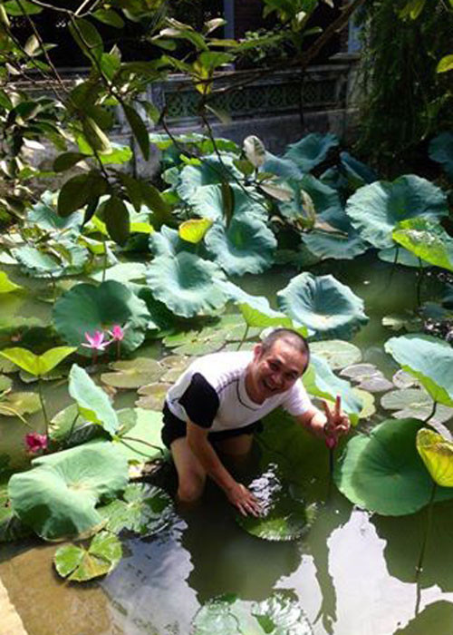 Hình ảnh Xuân Hinh mò củ sen trong ao nhà khiến nhiều người thích thú. Ảnh: FBNV