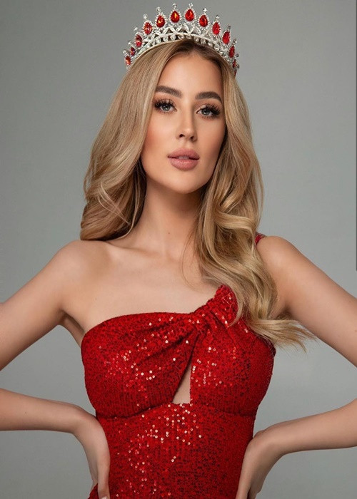 Mỹ nhân tóc vàng năm nay 24 tuổi, là người mẫu và sinh viên chuyên ngành luật. Ảnh: Missosology